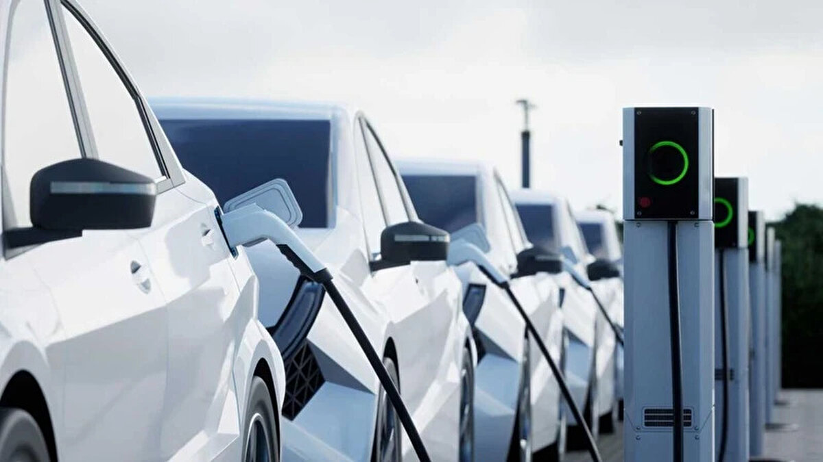 Yeni ÖTV sistemi nasıl olacak?<br><br>Sızdırılan yeni taslağa göre, elektrikli otomobillerde ÖTV oranları motor gücü ve menzil kriterlerine göre üç ayrı dilime ayrılacak:<br><br>99 kW altı motor gücüne sahip araçlar: %10 ÖTV<br><br>99 kW altı motor gücü + uzun menzil: %20 ÖTV<br><br>99 kW üzeri motor gücü: %30 ÖTV<br><br>Bu düzenlemenin yürürlüğe girmesiyle, hali hazırda yüzde 10 ÖTV ile satılan birçok modelin yüzde 30’luk dilime girmesi bekleniyor. Bu da fiyatlara ortalama 200 bin TL ile 300 bin TL arasında zam olarak yansıyabilir.