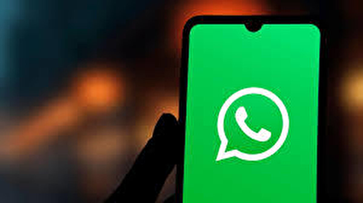 WhatsApp mesaj özetleme nedir?<br><br>Yeni gelen Mesaj Özetleme özelliği, WhatsApp sohbetlerinde biriken okunmamış mesajları yapay zeka ile analiz edip birkaç maddede özetliyor. Böylece kullanıcılar uzun grup sohbetlerinde kimin ne dediğini saniyeler içinde anlayabiliyor.