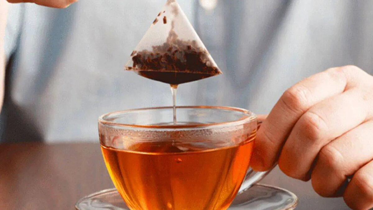 “İçeriğinde binlerce aktif kimyasal var”<br><br>Türkiye İlaç ve Tıbbi Cihaz Kurumu (TİTCK) Başkanı Prof. Dr. Ahmet Ayar, bu ürünlerin bilinçsizce tüketilmesinin ciddi sağlık sorunlarına yol açabileceğini vurguladı. "Bu ürünlerin denetimsiz şekilde piyasaya sunulması halk sağlığı açısından ciddi riskler doğuruyor. Çayların içinde iki bin civarında aktif kimyasal madde var. Çok önemli kısmı sinir sistemi ile damar hastalıklarına zemin hazırlıyor. Gen zararı da yapıyor. Sadece onaylı çaylar içilmeli" dedi.