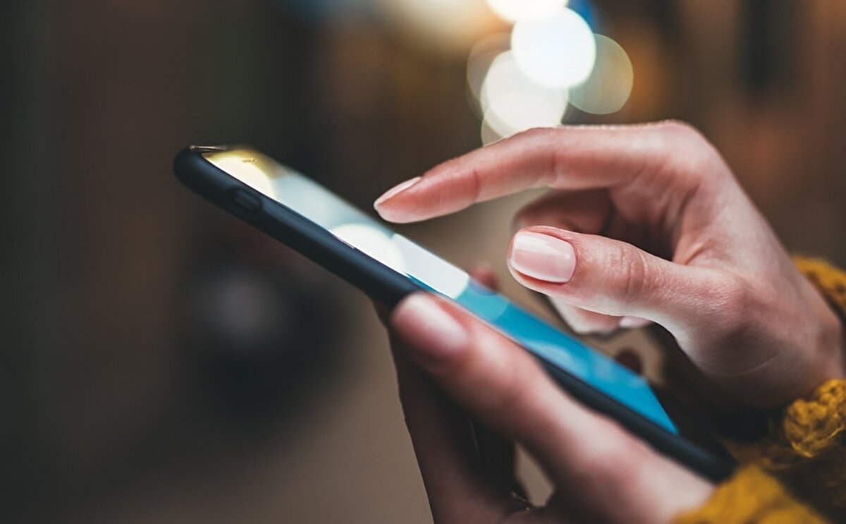 Telefon numarası paylaşmak ticari onay sayılmayacak<br><br>Kurumun Resmî Gazete’de yayımladığı kararında özellikle bir noktaya dikkat çekiliyor: Kullanıcının bir hizmetten yararlanmak amacıyla verdiği telefon numarası, doğrudan ticari ileti almayı kabul ettiği anlamına gelmez. Açık rızanın geçerli olabilmesi için bilgilendirmenin açık, anlaşılır ve önceden yapılmış olması gerektiği belirtiliyor. Aksi durumda, kullanıcıya gönderilen kampanya içerikli mesajlar hem kişisel verilerin kötüye kullanımı hem de tüketici hakları açısından ciddi bir ihlal anlamına geliyor.