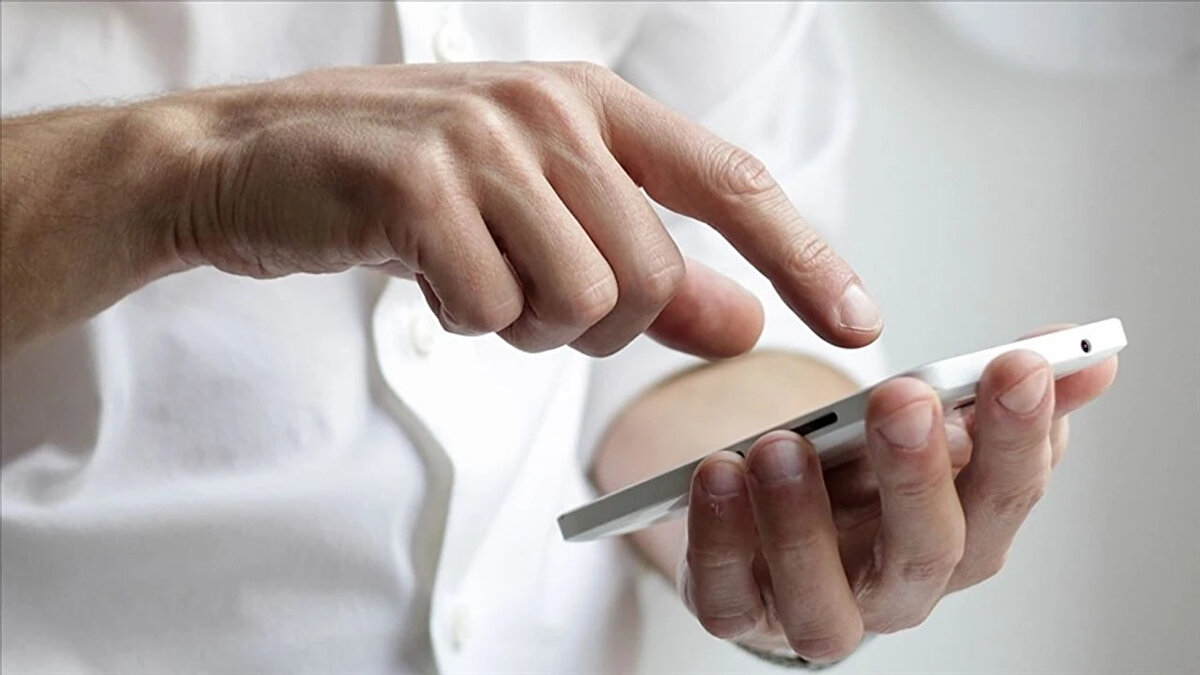 Yeni dönemde kullanıcı hakları daha güçlü olacak<br><br>Bu karar, yalnızca şirketler için değil, aynı zamanda kullanıcılar açısından da önemli bir dönüm noktasıdır. Kullanıcılar artık telefon numaralarını verdikleri her platformda bilinçli bir şekilde rıza verip vermediklerini kontrol edebilecek. İzinsiz mesajlar karşısında daha güçlü bir yasal zemin oluşacak. KVKK’nın bu adımı, hem kişisel verilerin korunması hem de dijital hakların güvence altına alınması açısından önemli bir gelişmedir.