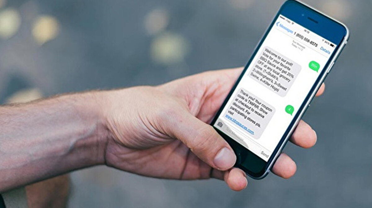 KVKK’dan uyarı: Açık rıza ile bilgilendirme karıştırılmamalı<br><br>KVKK, açık rıza ile aydınlatma yükümlülüğünün birbirinden farklı kavramlar olduğunu özellikle vurguluyor. Aydınlatma yükümlülüğü, kişisel verilerin hangi amaçla toplanacağı, nasıl saklanacağı ve kimlerle paylaşılacağı konusunda kullanıcıya bilgi verilmesini ifade eder. Açık rıza ise kullanıcının bu şartlar çerçevesinde, özgür iradesiyle onay vermesidir. Bu iki adımın tek bir işlem gibi değerlendirilmesi, kullanıcının haklarının ihlali anlamına gelir.