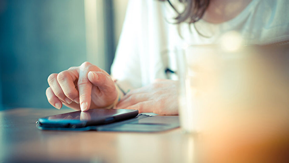 Son yıllarda internet sitesi üyelikleri, mobil uygulama kayıtları ve e-ticaret işlemleri sırasında kullanıcıdan telefon numarası talep edilmesi oldukça yaygınlaştı. Bu süreçte kullanıcıya gönderilen SMS doğrulama kodları üzerinden, herhangi bir ek bilgilendirme ya da açık rıza alınmaksızın ticari mesaj gönderme izni verildiği varsayılıyordu. Ancak KVKK, 10 Haziran 2025 tarihinde aldığı kararla bu uygulamaların artık hukuka aykırı olduğunu duyurdu. Kurum, doğrulama amacıyla gönderilen mesajlar ile alınan izinlerin, açık rıza kapsamına girmediğini ve kullanıcının iradesinin bu şekilde manipüle edildiğini açıkladı.