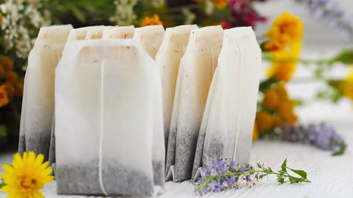 Bitki çaylarına yönelik kontrolsüz tüketimin önüne geçmek isteyen Sağlık Bakanlığı, önemli bir adım atıyor. Türkiye Gazetesi’nin haberine göre, geleneksel bitkisel tıbbi ürün sınıfında değerlendirilen bitki çaylarının ruhsatlandırılması ve sadece eczanelerde satışa sunulması hedefleniyor.