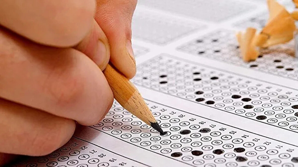 Akademik kariyer hedefleyen binlerce aday için önemli bir gelişme yaşandı. 2025 ALES/2 sınav yerleri belli oldu. Peki ALES sınav giriş belgesi nasıl alınır, sınav saati kaçta? İşte ÖSYM AİS ekranı ile ALES sınav yeri öğrenme adımları.