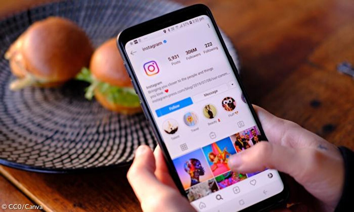 Instagram repost özelliği nasıl kapatılır?<br><br>Gizliliğinize önem veriyorsanız veya içeriklerinizin başka profillerde paylaşılmasını istemiyorsanız, repost özelliğini devre dışı bırakabilirsiniz:<br><br>Instagram uygulamasında “Ayarlar ve gizlilik” bölümüne gidin.<br><br>“Başkalarının seninle etkileşimleri” sekmesinden “Paylaşım ve yeniden kullanım” seçeneğine dokunun.<br><br>“Gönderilerde ve reels videolarında yeniden paylaşımlar” ayarını kapalı konuma getirin.<br><br>Bu sayede artık diğer kullanıcılar sizin gönderilerinizi veya reels içeriklerinizi yeniden paylaşamaz.