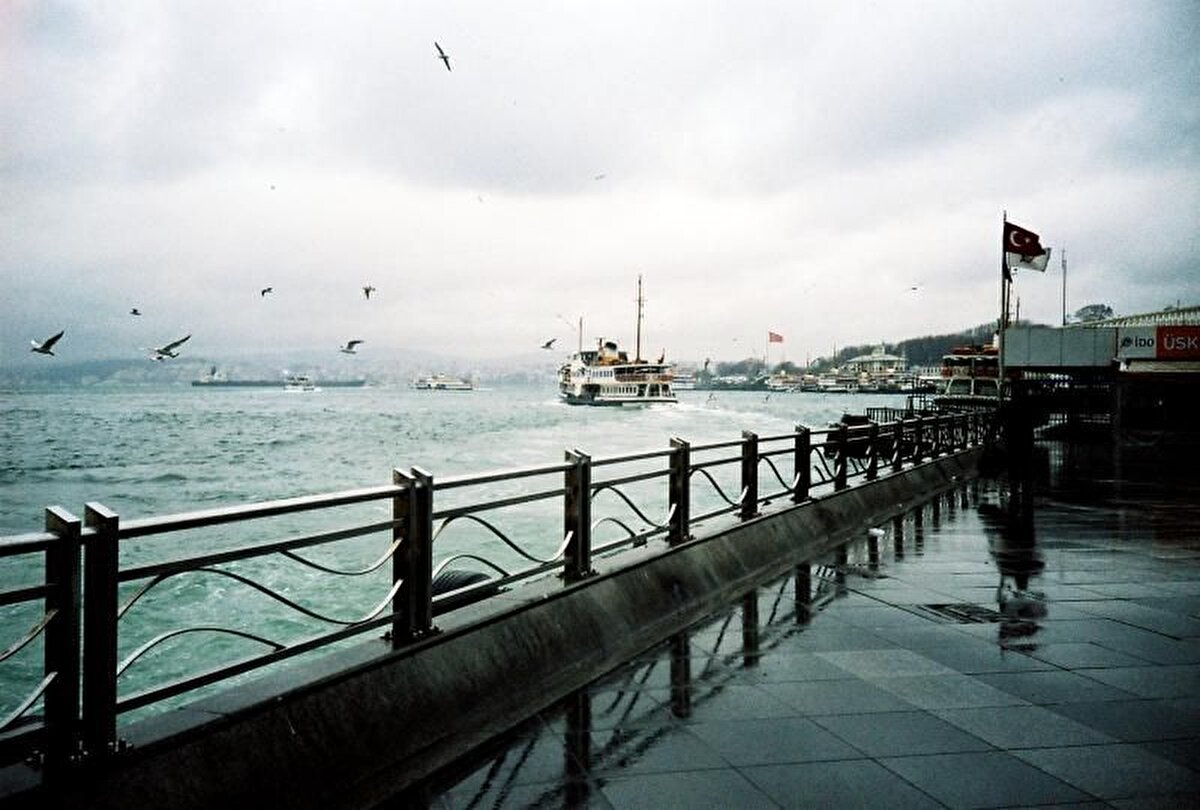 İstanbul’da 10 derecelik düşüş<br><br>Bugün 35 dereceyi görecek olan İstanbul’da, pazar günü sıcaklıkların 25 dereceye kadar gerilemesi öngörülüyor. Hava sıcaklıklarındaki bu ani değişimle birlikte yerel sağanakların da etkili olması bekleniyor.