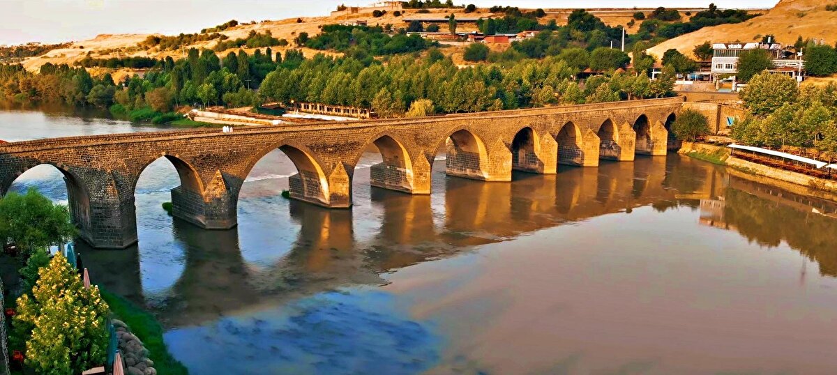 Doğu hâlâ kavruluyor<br>Doğu ve Güneydoğu Anadolu Bölgeleri’nde ise sıcak hava etkisini sürdürmeye devam edecek. Bu bölgelerde sıcaklıkların mevsim normallerinin oldukça üzerinde seyretmesi bekleniyor.