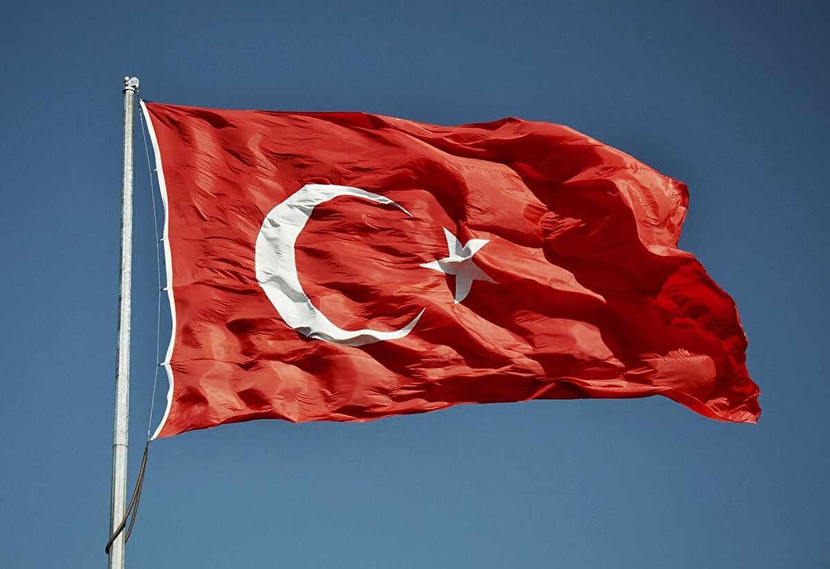 ürkiye<br><br>📐 Yüzölçümü: 783.562 km²<br>📌 Sıralama: Dünya genelinde 37. sırada<br>📌 Kıtalar: Hem Asya hem Avrupa kıtalarında yer alır<br>📌 Coğrafi önemi:<br><br>    Asya ile Avrupa'yı birleştiren stratejik konum<br><br>    Dağlar, denizler, ovalar ve bozkırlarla çeşitlilik<br><br>    Üç tarafı denizlerle çevrili: Karadeniz, Ege ve Akdeniz