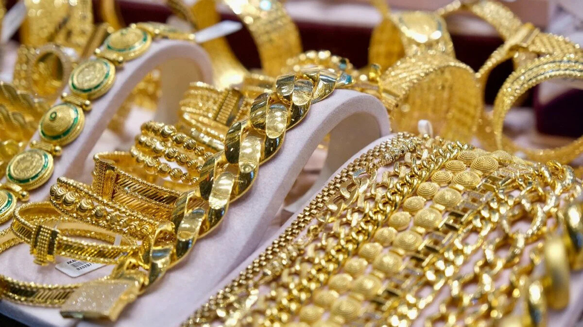 Analistler, ons altın için 3348 doların önemli bir direnç noktası olduğunu belirtiyor. Bu seviyenin aşılması durumunda 3372 doların hedeflenebileceği ifade ediliyor. Aşağı yönlü hareketlerde ise 3324 dolar ve 3295 dolar seviyeleri destek noktaları olarak gösteriliyor.