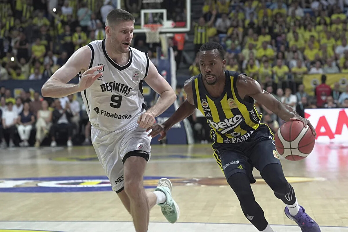 Deneyimli isim, Galatasaray'ın 2016 yılındaki EuroCup şampiyonluğunda başrol oynamış ve en değerli oyuncu seçilmişti.<br>