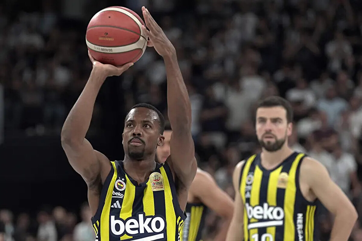 Fenerbahçe Beko'nun tarihi sezonunda önemli katkı veren Errick McCollum, daha önce 2 ayrı dönemde Galatasaray forması giydi.<br>