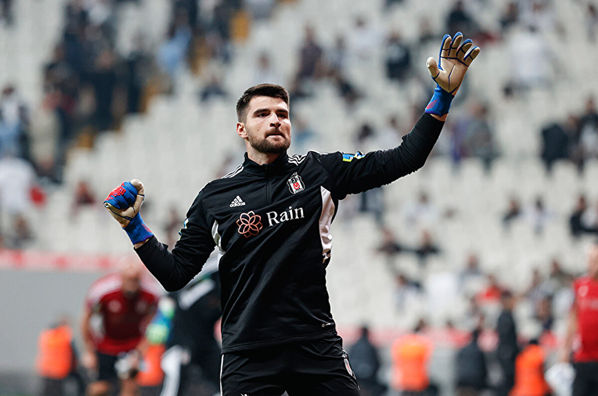 Siyah beyazlı takımın son şampiyonluğunda kaleyi koruyan ancak 3 sezondur yedek kulübesine mahkum olan Ersin Destanoğlu'nun da kariyerine farklı bir takımda sürdürmeyi planladığı iddia edildi.<br>