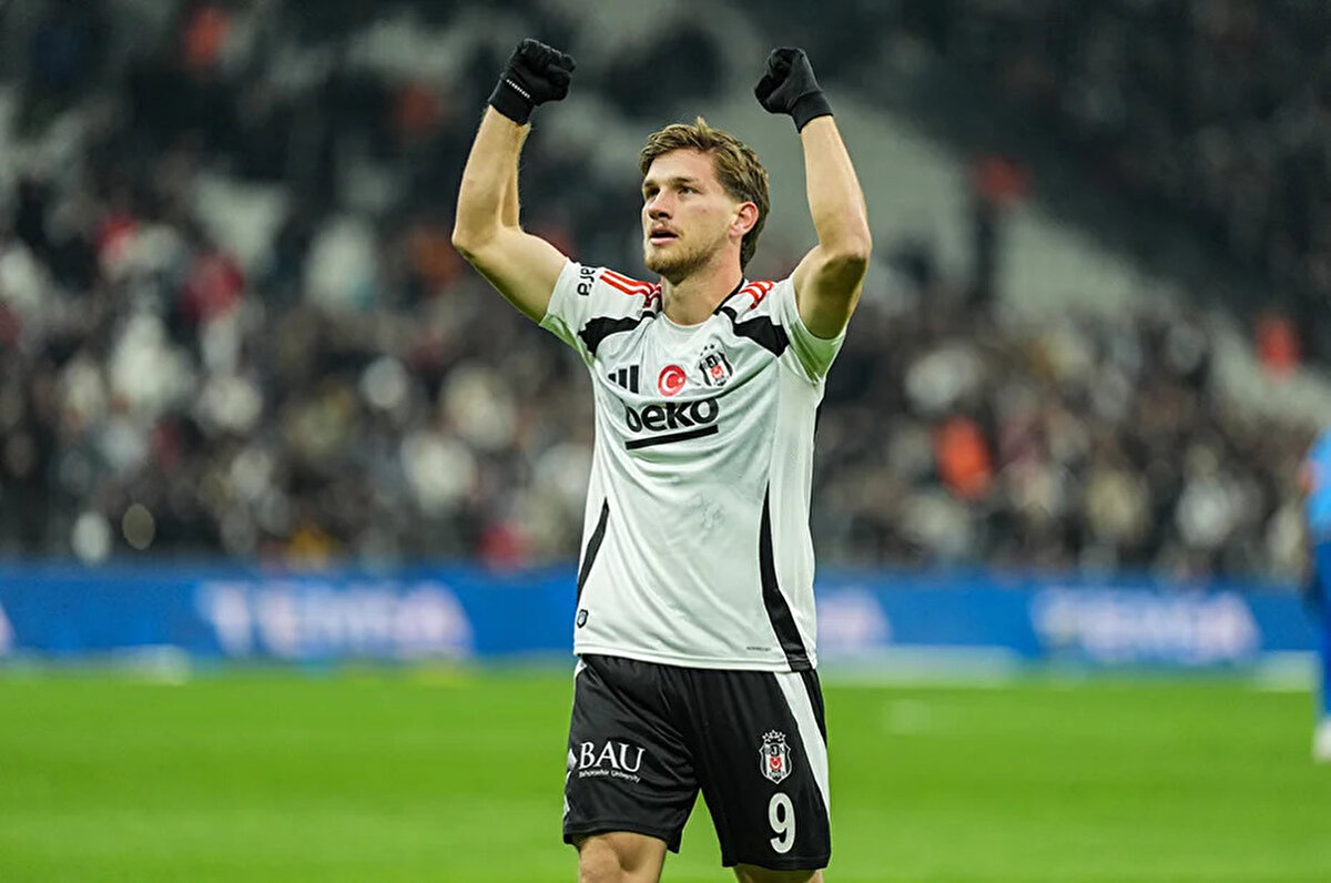 Milliyet gazetesinde yer alan habere göre; 19 yaşındaki futbolcu daha fazla forma şansı bulabileceği ve tecrübe kazanabileceği bir Avrupa kulübüne transfer olmak istiyor.<br>