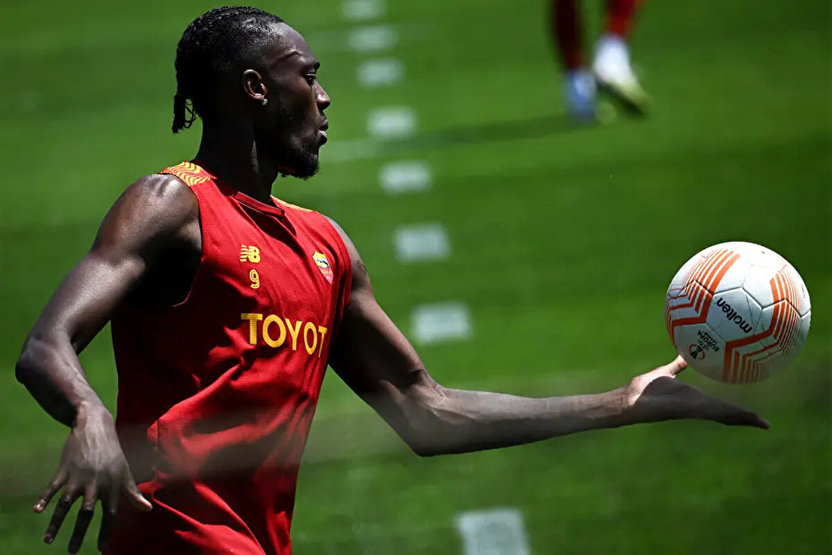 Beşiktaş'ın bonservisi Roma'da olan Tammy Abraham ile ilgilendiği ileri sürüldü. Kara Kartal, Roma'nın gözden çıkardığı İngiliz golcü için kiralama teklifinde bulunmaya hazırlanıyor. <br>(Fotomaç)<br>