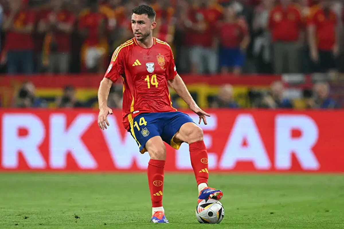 Savunma hattına takviye planlayan Galatasaray'da iki isim dikkat çekiyor. Al Nassr'dan ayrılmayı düşünen Aymeric Laporte ile Ajax'tan milli yıldız Ahmetcan Kaplan, listede öne çıkıyor. <br>(Fotomaç)<br>