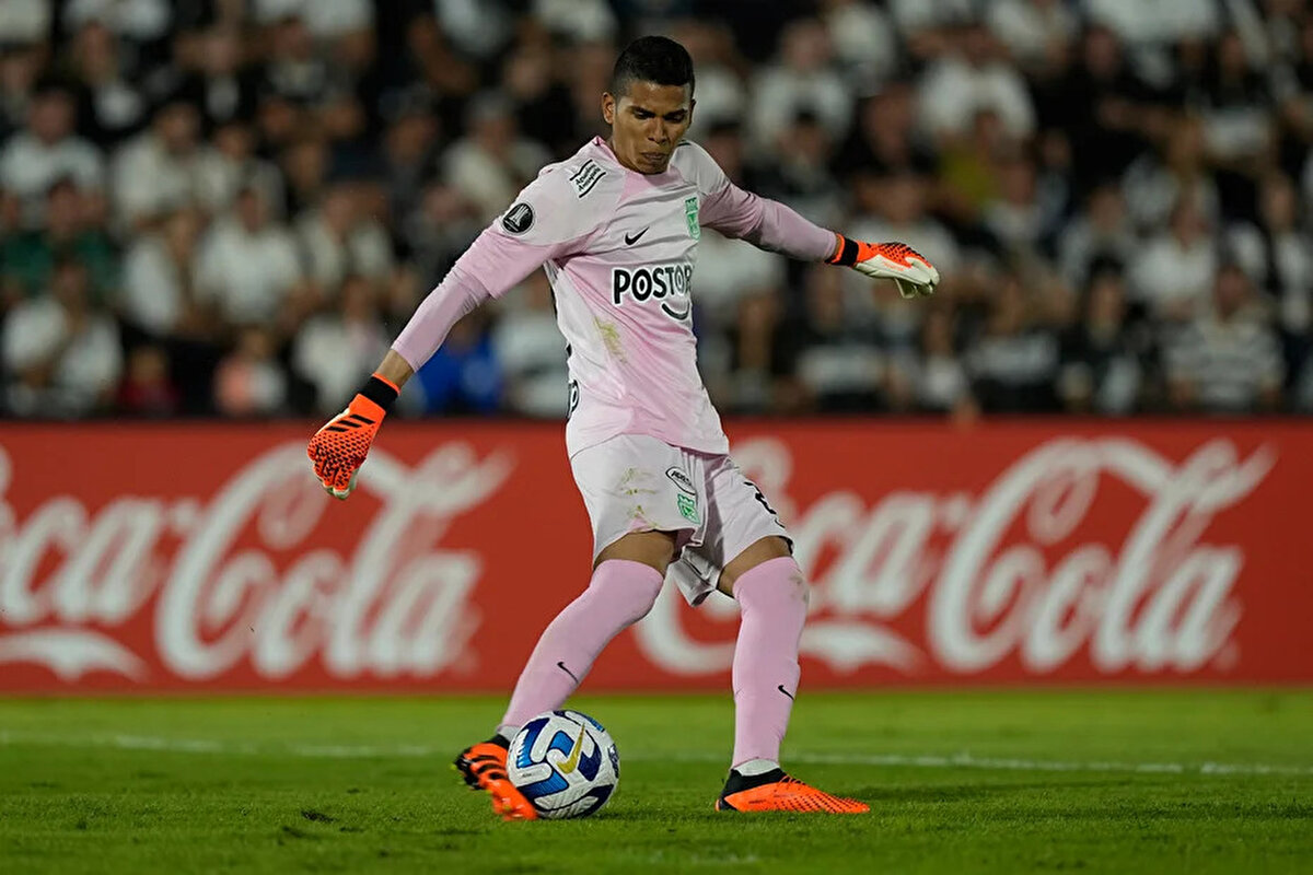 Galatasaray, Santa Cruz'un eldiveni Kevin Mier'e yöneldi. Kolombiyalı kaleci, Cim-Bom'a sıcak bakıyor. <br>(Akşam)<br>