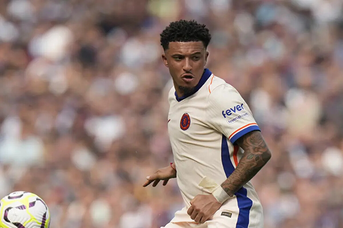 Fenerbahçe, Jadon Sancho'nun 12 milyon euroluk maaş talebini kabul etti. İngiliz oyuncu için Juventus da devrede. Oyuncunun menajeriyle bugün yapılacak görüşmeyle transferin netleşmesi bekleniyor. Kanarya, Manchester United'a 18-20 milyon euro civarında teklif sunmaya hazırlanıyor. <br>(Fanatik)<br>