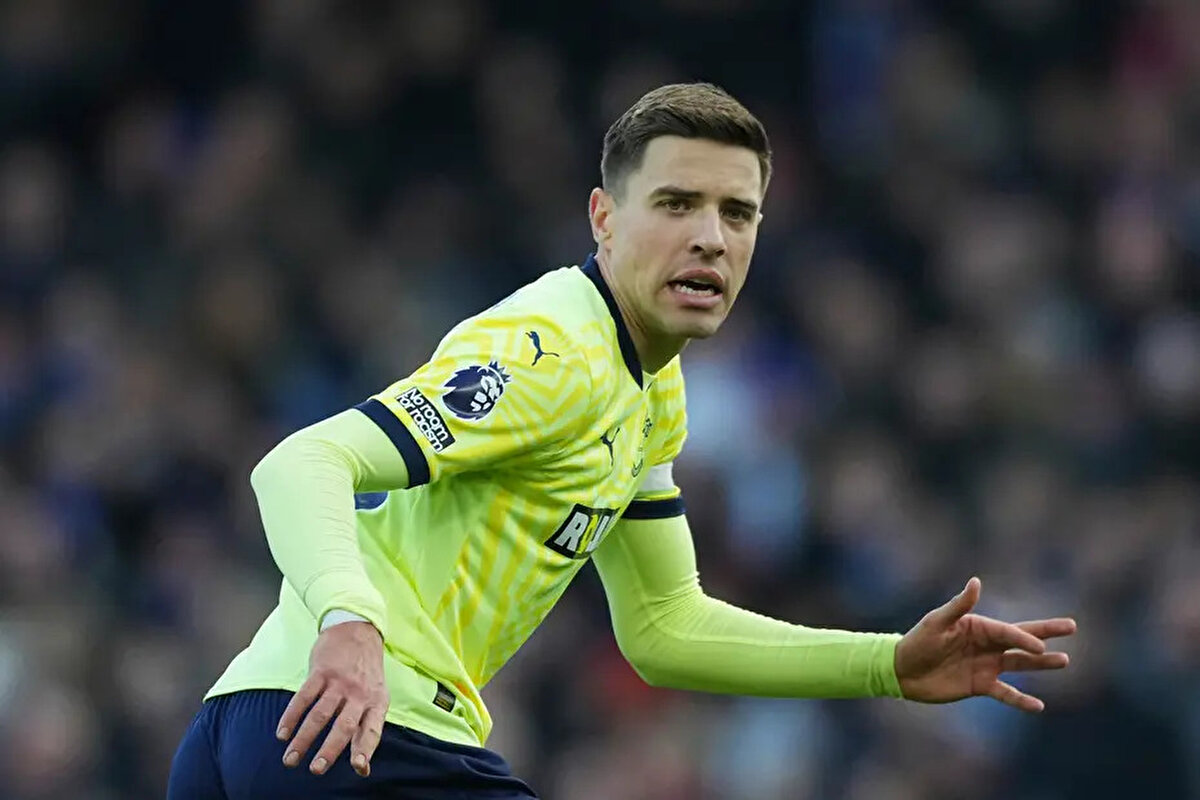 Trabzonspor, yeni sezon öncesi savunma hattını güçlendirmek için Southampton forması giyen Polonyalı stoper Jan Bednarek'i bitirmek üzere. <br>(Fanatik)<br>