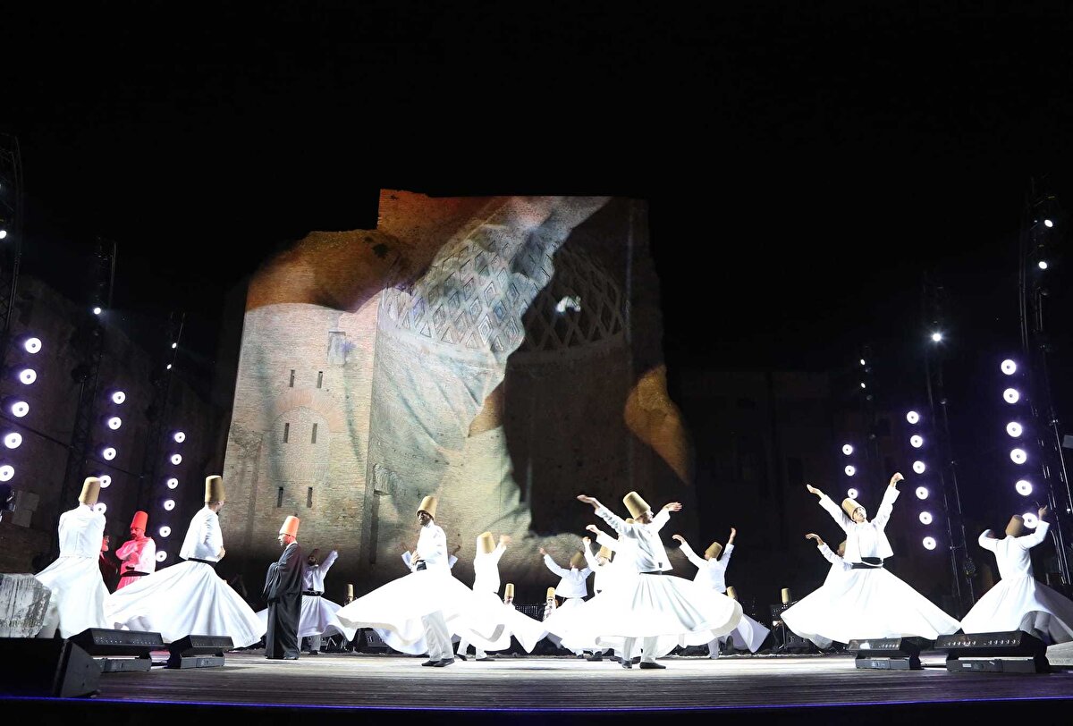 Başkan Altay sözlerini şöyle tamamladı:<br><br>"Bugün burada izleyeceğimiz, UNESCO’nun İnsanlığın Somut Olmayan Kültürel Mirası Listesinde yer alan Semâ ayini, işte bu çağrının bir ifadesidir. Ben hepinizi, Sema’yı hissetmek, 9 bin 500 yıllık tarihiyle Çatalhöyük Neolitik Kenti’ni ve doğal güzellikleri görmek üzere şehrim Konya’ya davet etmek istiyorum."<br><br>Türkiye'nin tanıtım filmlerinin de yer aldığı gösteri konuşmaların ardından izleyenlere hem görsel hem de manevi deneyim yaşattı.