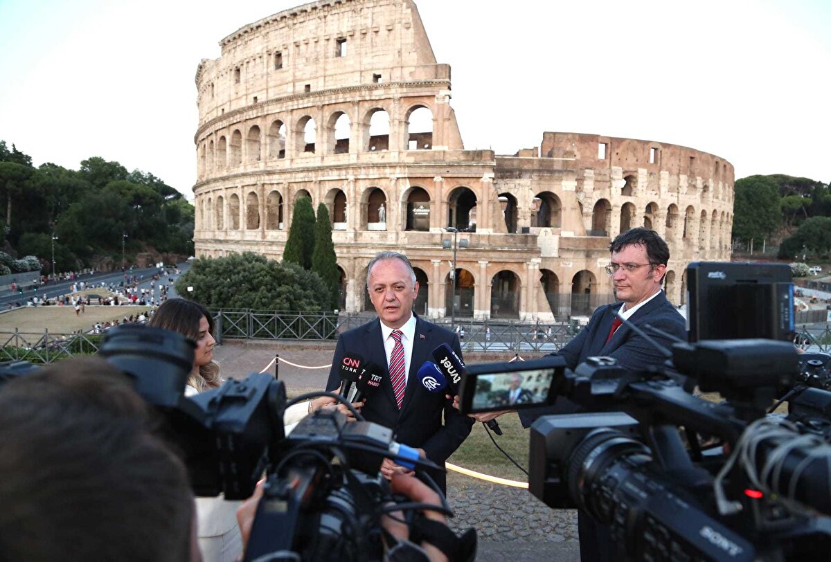 Geçtiğimiz aylarda yine Kolezyum'da kapanışı yapılan ve 6.5 milyon ziyaretçi rakamını aşan Göbeklitepe sergisine de değinen Yazgı, dünyada ses getiren bir çalışmaya imza attıklarını söyledi.<br><br>Sufizmin, Mevlana, Yunus Emre gibi öğretilerin aslında dünyanın kaotik durumunun bir çözümü olduğunu hatırlatan Yazgı, böylesi bir mekânda pozitif ayrımcılıkla bu buluşmanın gerçekleşmesine imkân veren İtalyan yetkililere de teşekkür etti.