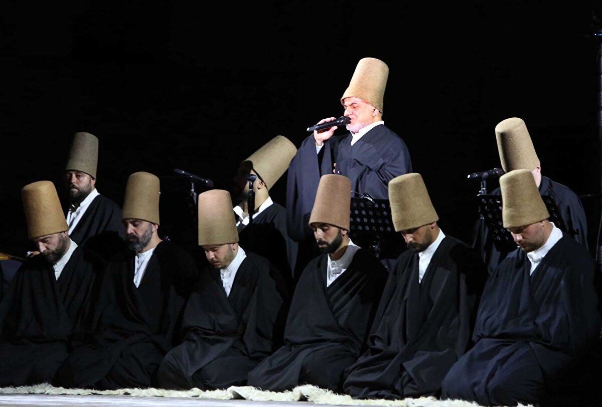 Kültür ve Turizm Bakanlığı tarafından Konya Büyükşehir Belediye Başkanlığının katkılarıyla düzenlenen bu özel gösteriye, Bakan Yardımcısı Gökhan Yazgı, Konya Büyükşehir Belediye Başkanı Uğur İbrahim Altay, Türkiye'nin Roma Büyükelçisi Elif Çomoğlu Ülgen ile çok sayıda Türk ve İtalyan davetli katıldı.<br><br>Kültür ve Turizm Bakan Yardımcısı Gökhan Yazgı, törenin açılışında yaptığı konuşmada Mevlânâ’nın barış dilini ve insanlığa sunduğu evrensel mesajı vurguladı. Yazgı, “Mevlânâ dünyaya; ayrıştırmak değil, birleştirmek için geldiğini her sözünde ve davranışında göstermiştir.” dedi.