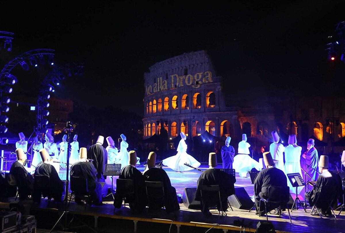 Konya'dan Roma'ya Manevi Davet<br><br>Konya Büyükşehir Belediye Başkanı Uğur İbrahim Altay ise tören öncesi yaptığı konuşmada, "Konya geçmişin izlerini bugün de taşıyan; taşında, toprağında, havasında Mevlana Celaleddin Rumi’nin ruhunu hissettiren bir medeniyetin mirasçısıdır." dedi.<br><br>Mevlana'nın aynı dili konuşanlar değil, aynı duyguyu paylaşanlar anlaşabilir anlayışıyla asırlardır gönülleri birleştirdiğini kaydeden Altay, katılımcıları Konya'ya davet etti.