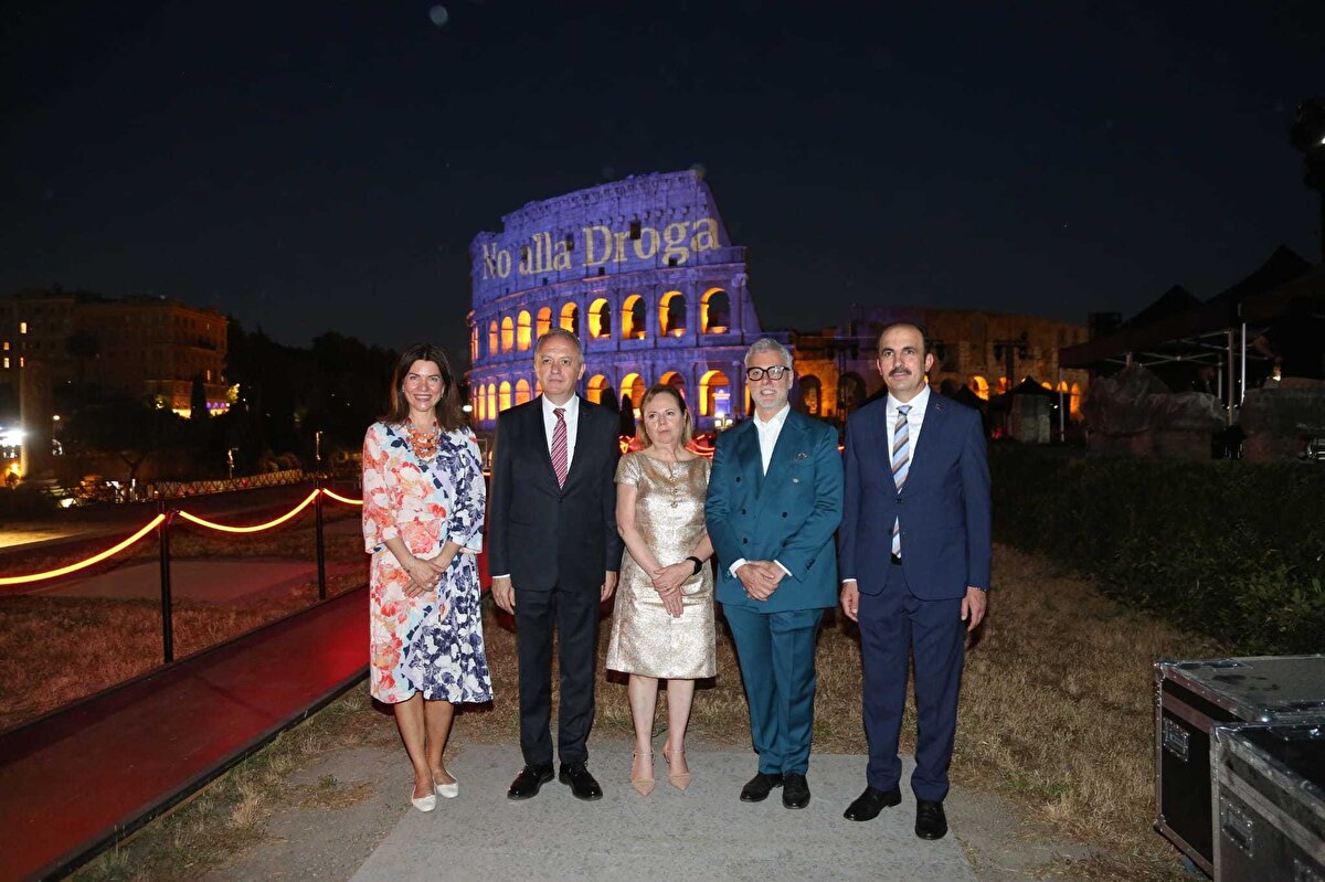 Semâ İnsanlığa Seslenen Bir Dildir<br><br>Konuşmasında semâ geleneğinin derinliğine dikkat çeken Yazgı, “Mevlânâ; çağının ötesine seslenebilen büyük bir mutasavvıf, güçlü bir şair ve derin bir düşünce insanıdır. Onun mesajı semâ ile şekillenmiş ve tüm insanlığa ulaşan bir barış dili olmuştur.” ifadelerine yer verdi.<br><br>Mevlevî geleneğinin, Mevlânâ Celaleddin Rûmî’nin öğretilerinden doğduğunu belirten Yazgı, bu kültürel mirasın insanlığın ortak değerlerine katkı sunduğunu vurguladı.<br><br>Günümüzde yaşanan çatışmalar ve ayrılıklara da değinen Bakan Yardımcısı, Mevlânâ’nın mesajının yol gösterici olduğunu ifade ederek “Bugün, savaşların ve ayrılıkların arttığı bir dünyada, Mevlânâ’nın ‘insanlık’, ‘kardeşlik’ ve ‘barış’ temelli mesajları, hepimiz için bir rehber niteliğindedir.” dedi.