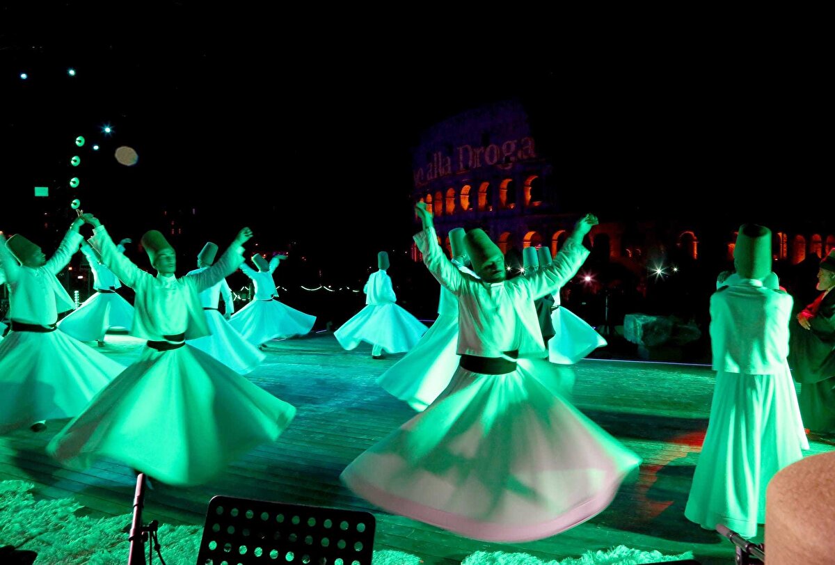 Dünya Turizminde 4'üncü Sıraya Yükselmek Tesadüf Değildi<br><br>Kültür ve Turizm Bakan Yardımcısı Gökhan Yazgı, Kolezyum'daki sema töreni öncesinde basın mensuplarına da açıklamalarda bulundu.<br><br>Simgesel devasa bir yapının gölgesinde dünyaya barış mesajları vermeye geldiklerini belirten Yazgı, Avrupa'nın birçok yerinde Türk kültürünü, sanatını ve arkeolojisini anlatmak için çalışmalar sürdürdüklerini söyledi.