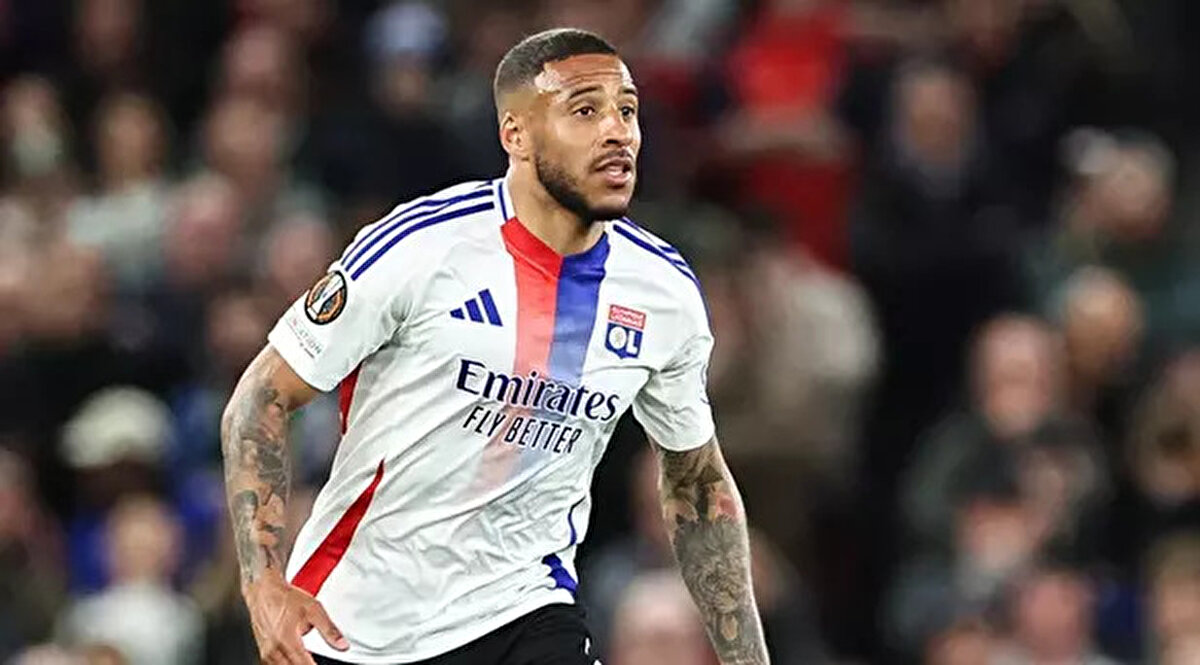 Trabzonspor transferde bu kez gözünü Lyon’un tecrübeli orta saha oyuncusu Corentin Tolisso’ya çevirdi. Fransız futbolcunun 2027’ye kadar süren kontratı bulunmasına rağmen, Karadeniz ekibinin oyuncuyu kadrosuna katmak adına ciddi bir hamlede bulunduğu iddia ediliyor.<br>(Fanatik)