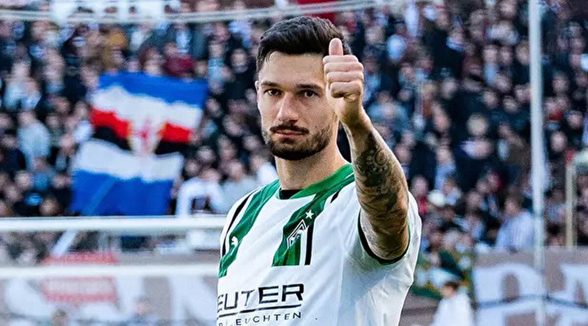 Siyah-Beyazlı ekip, Almanya ekiplerinden Borussia Mönchengladbach’ın dikkat çeken forveti Tim Kleindienst için girişimlerini hızlandırdı. Beşiktaş cephesi, oyuncunun kulübü ve menajeriyle temaslarını sıklaştırırken pazarlıklar yoğun şekilde sürüyor. Alman kulübünün, oyuncu için 15 milyon Euro talep ettiği, Siyah-Beyazlılar’ın ise ilk olarak 7.5 milyon Euro önerdiği, görüşmelerin devam ettiği ifade edildi.<br>Alman forvetin transferi halinde Mustafa Erhan Hekimoğlu’yla birlikte hücum hattında yer alması planlanırken, bu hamleyle gol yollarındaki etkisizliğin sona erdirilmesi hedefleniyor.<br><br>(Fanatik)