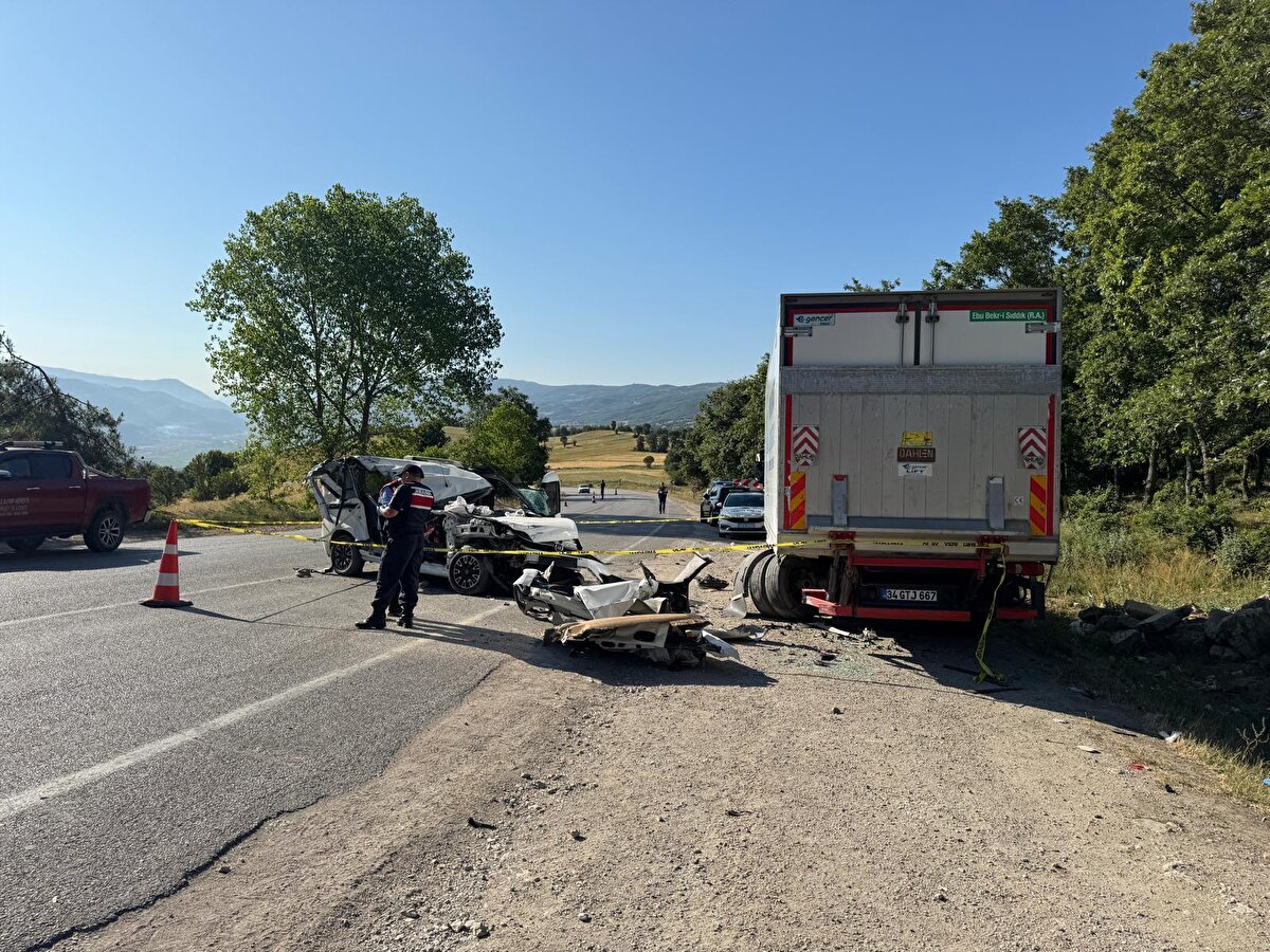 Yaralanan sürücü ile Feride Beyazkaya ve Betül Nur Beyazkaya ambulanslarla Niksar Devlet Hastanesine kaldırıldı.