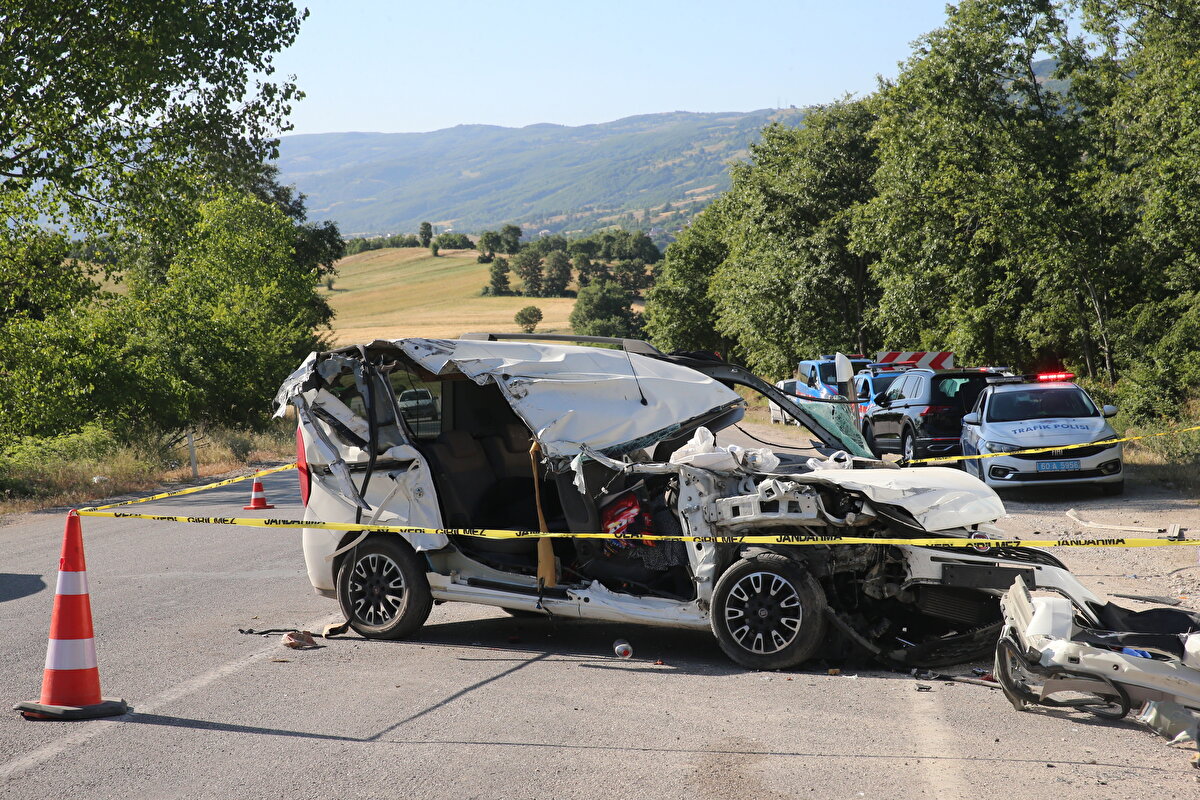 Kenan Beyazkaya idaresindeki 16 BGP 280 plakalı hafif ticari araç, Tokat-Niksar kara yolunun Budaklı köyü yakınlarında yol kenarında park halinde duran 34 GTJ 667 plakalı Osman E'ye ait kamyona arkadan çarptı.