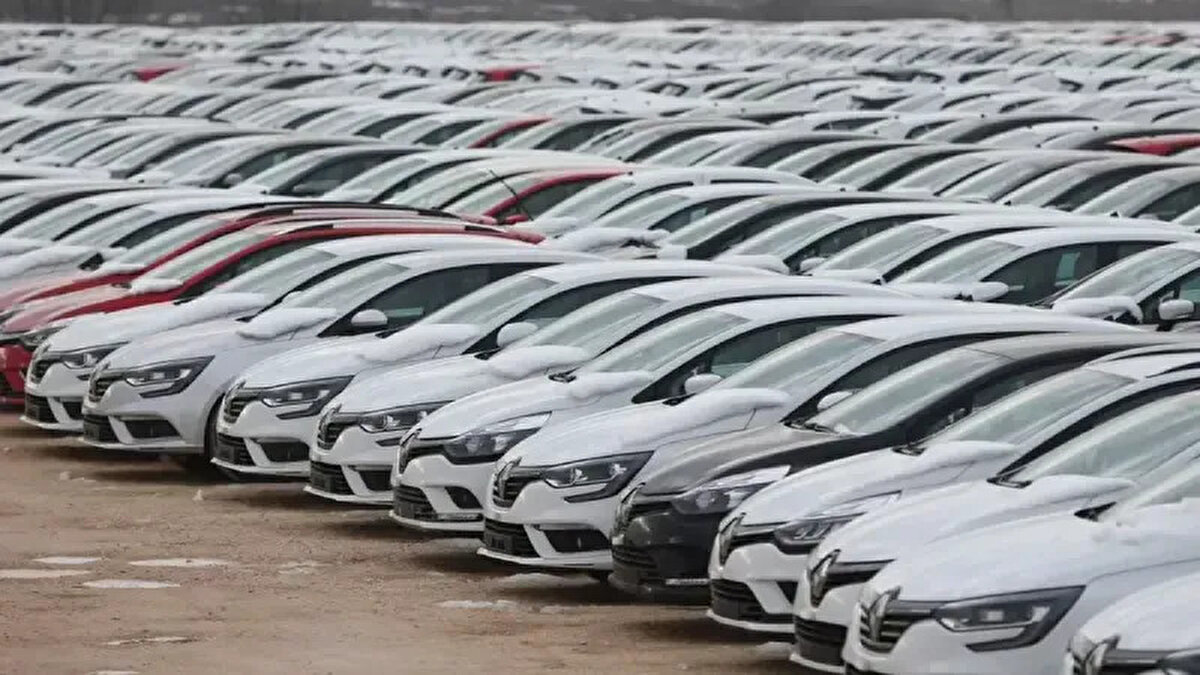 Cumhurbaşkanına geniş yetki<br><br>Kanunla birlikte Cumhurbaşkanı, ÖTV oranlarını ve matrahlarını:<br><br>3 katına kadar artırma,<br><br>Sıfıra kadar indirme,<br><br>Araçların motor hacmi, batarya kapasitesi ve menziline göre farklı oranlar belirleme konusunda yetkili olacak.<br><br>Bu durum, gelecekte vergi politikalarının piyasa ve çevre koşullarına göre esnek şekilde düzenlenebilmesine olanak tanıyacak.