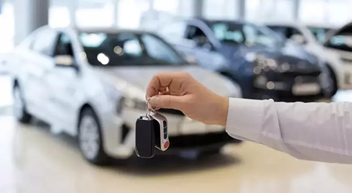 Otomobillerde yeni ÖTV oranları: %80 ile %220 arasında<br><br>Yeni düzenlemeye göre, fosil yakıtla çalışan bazı binek otomobiller ile hibrit araçların ÖTV matrah eşikleri ve oranlarında değişikliğe gidildi. Motor silindir hacmi ve elektrik motor gücüne göre ÖTV oranları %80 ile %220 arasında farklılık gösterecek.