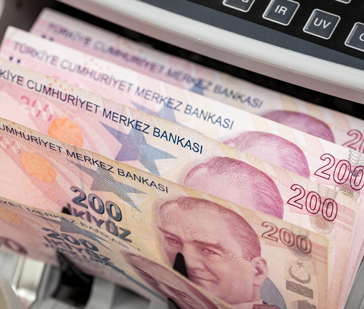 Ekonomiye ilişkin kapsamlı değişiklikler içeren Türk Parasının Kıymetini Koruma Hakkında Kanun ve Bazı Kanunlarda Değişiklik Yapılmasına Dair Kanun Teklifi, Türkiye Büyük Millet Meclisi (TBMM) Plan ve Bütçe Komisyonu'nda kabul edildi. Bu kapsamda Özel Tüketim Vergisi (ÖTV) düzenlemelerinde köklü değişikliklere gidildi.