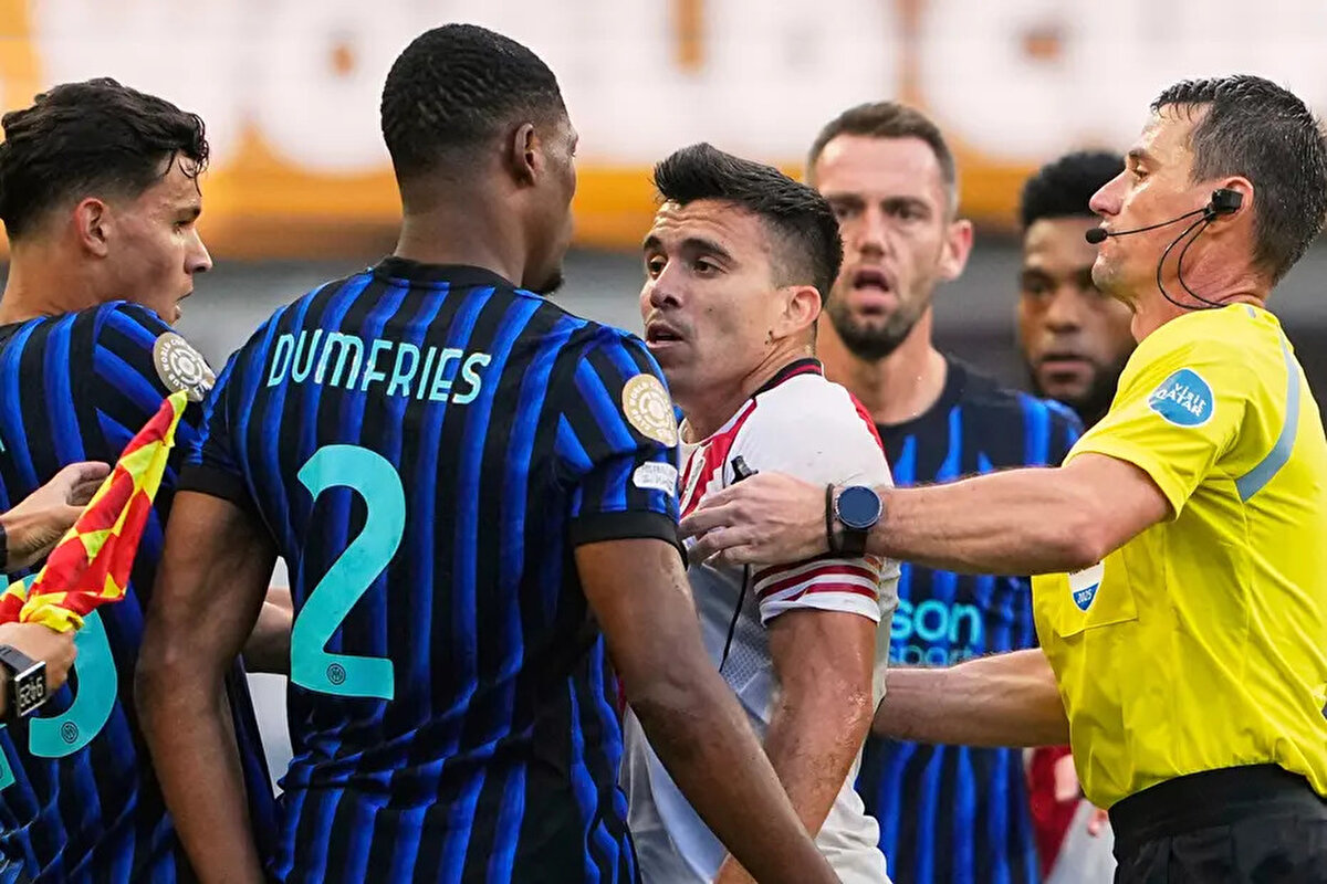 Diğer futbolcular ikiliyi ayırırken, karşılaşmanın sona ermesinin ardından gerginlik daha da arttı.<br>