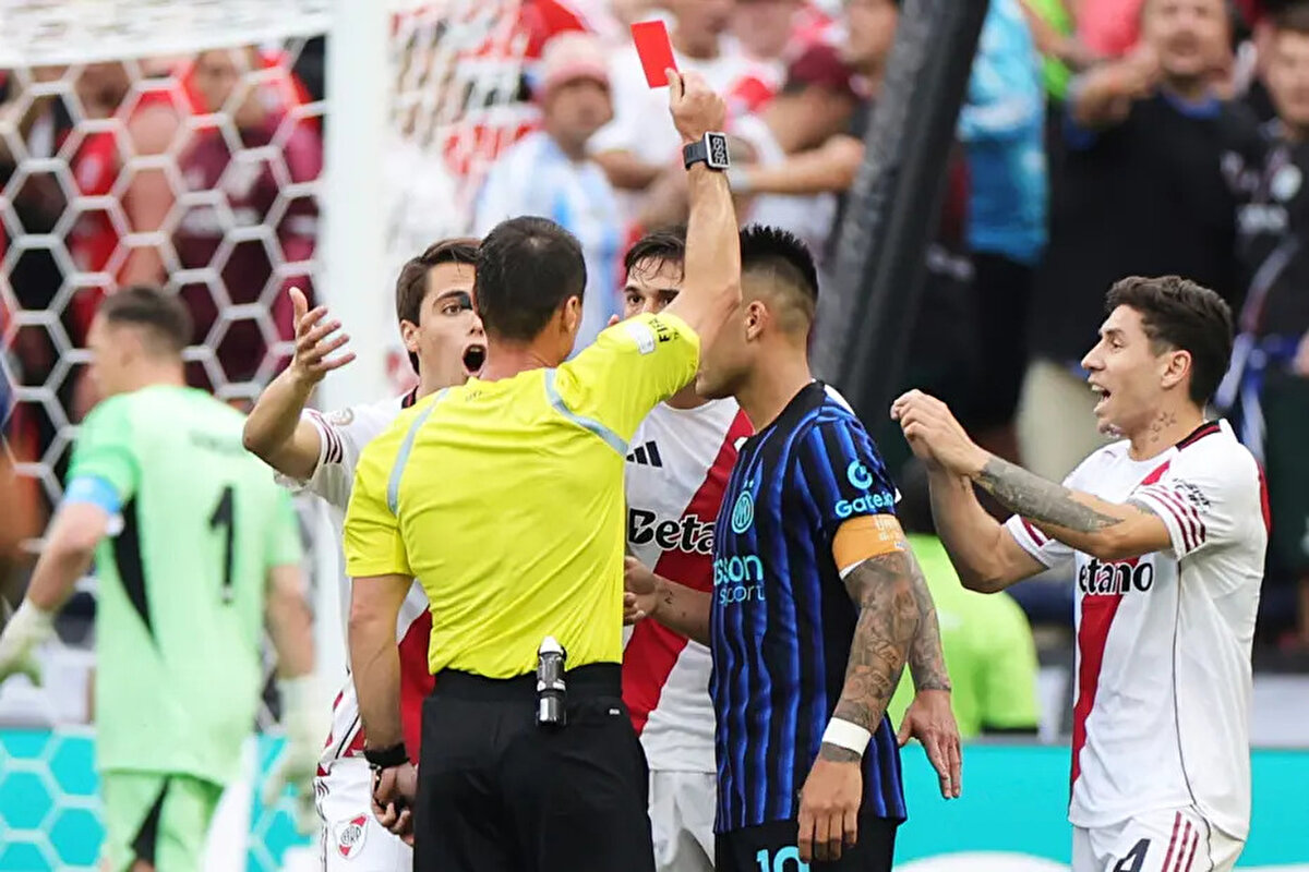 Öte yandan Inter - River Plate maçının son düdüğünün ardından futbolcular arasında büyük bir gerginlik yaşandı.<br>