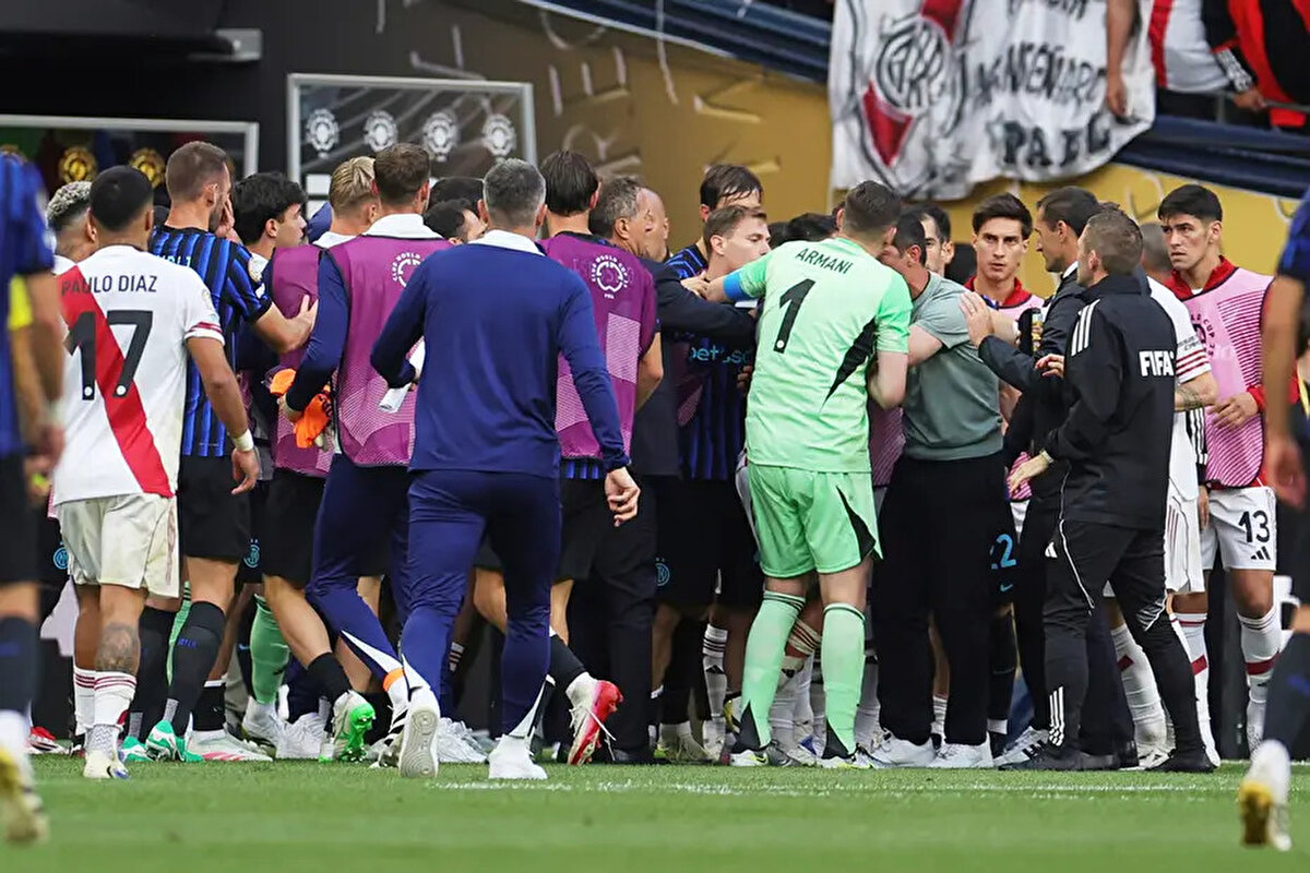 Maç boyuncu sık sık karşı karşıya gelen River Plate'in sol beki Marcus Acuna ile Inter'in sağ beki Denzel Dumfries, Montiel'in kırmızı kart gördüğü pozisyonda birbirlerini girdi. <br>