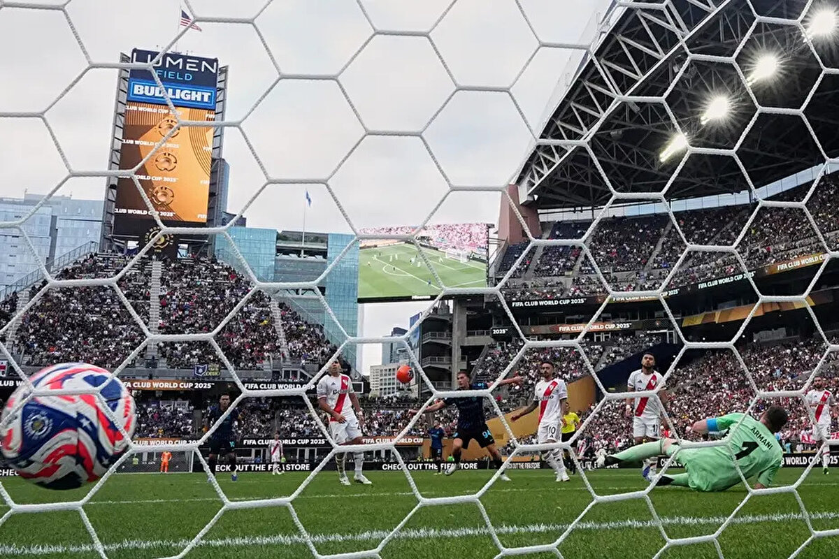 Inter'de Hakan Çalhanoğlu'nun sakatlığı nedeniyle forma giyemediği karşılaşmada goller, 72. dakikada Francesco Pio Esposito ve 90+3'te Alessandro Bastoni'den geldi.<br>