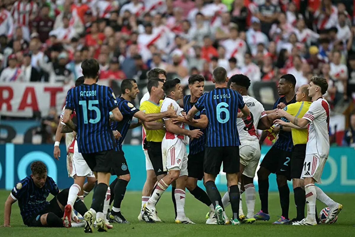 River Plate'te 66. dakikada Lucas Martinez ve 90+5'te Gonzalo Montiel kırmızı kart gördü.<br>