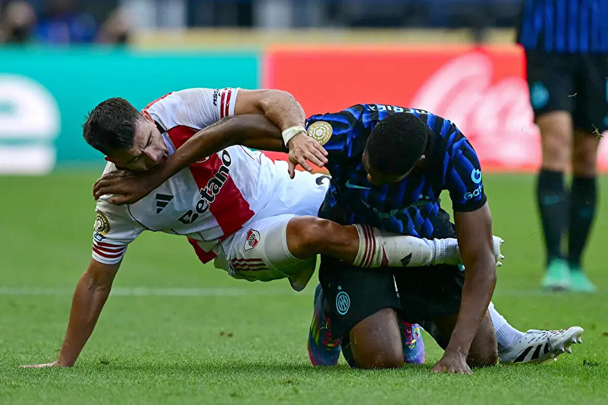 Bu sırada, River Plate tribünlerinden Dumfries’e doğru yabancı cisimler ve sopa parçaları fırlatıldı.<br>