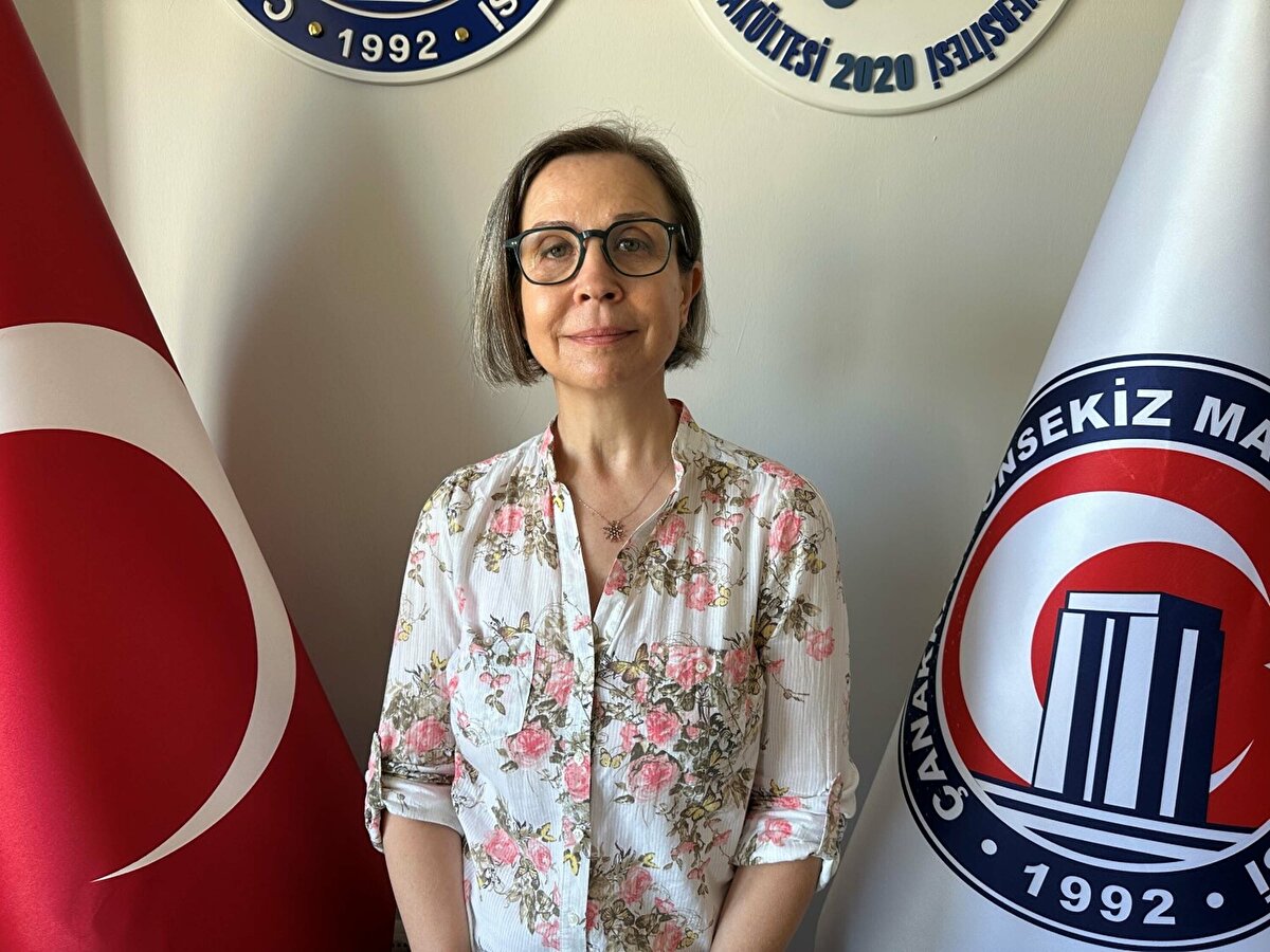 "Dipte bir miktar mevcut"<br><br>Yaz aylarında deniz suyu sıcaklıklarının belli bir seviyeye çıktığını söyleyen Prof. Dr. Büyükateş, "Bu mevsim normallerinde beklediğimiz su sıcaklıkları, yaklaşık 20-23 derecelerde. Dolayısıyla yaz dönemi planktonik organizmaları da bu değerlere göre farklılıklar gösteriyor. Çoğu da müsilaj oluşturan organizmalar içerisinde yer almıyor. Müsilaj oluşturan organizmalar üzerine yaz dönemi boyunca bir baskınlık oluşturuyorlar. Şu anda yaptığımız çalışmalar gösteriyor ki yüzeyde su kolonu da dahil olmak üzere herhangi bir müsilaj belirtisi yok. Dip kısımlarda bir miktar mevcut ancak bunların da süreç içerisinde özellikle dip kısımlarda da su sıcaklıklarının artması ve bakteriyel ayrışmanın devam etmesi sonucu ortadan kalkacağını öngörüyoruz. Dipten beslenen organizmalarımız, müsilajdan kalan organik atıklarla beslenen organizmalarımız var. Bunlar da süreç içerisinde yaz dönemi boyunca müsilajdan kalan kısımları tüketerek sistemden tamamen çıkacağını öngörüyoruz" diye konuştu.