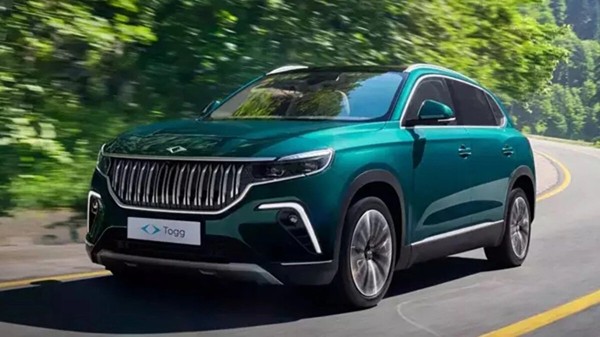 Togg’un Avrupa çıkarması, otomotiv endüstrisinin merkezi sayılan Almanya’da başlıyor. Bu, yalnızca ticari bir hamle değil, aynı zamanda Türkiye’nin otomotiv alanında küresel arenaya açılmasında önemli bir dönüm noktası. Hem fiyat politikası hem de teknik altyapısıyla Avrupa'da rekabet edecek olan Togg'un ilk testi ise fiyat-performans dengesinde olacak.