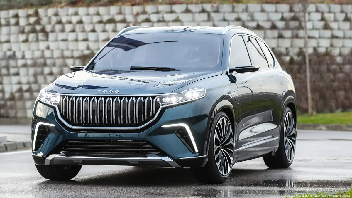 Almanya otomotiv sektöründe durgunluk: Togg için fırsat mı?<br><br>Almanya’da otomotiv sektöründe son aylarda dikkat çeken bir durgunluk yaşanıyor. ifo Enstitüsü'nün verilerine göre Haziran 2025’te otomotiv endüstrisi İş İklimi Endeksi -32,2 puana kadar geriledi. Bu daralma, yeni ve uygun fiyatlı modellerin piyasada öne çıkmasını kolaylaştırabilir. Togg da bu süreçte fiyat avantajıyla Alman tüketicisinin ilgisini çekebilir.