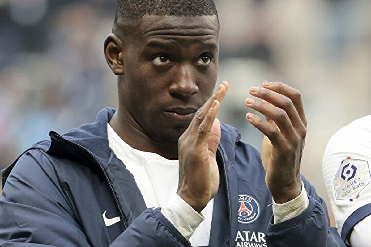 Sabah'ta yer alan habere göre, Fenerbahçe, PSG'den ayrılarak düzenli forma giyebileceği bir takıma gitmek isteyen Nordi Mukiele'yi radarına aldı.<br>