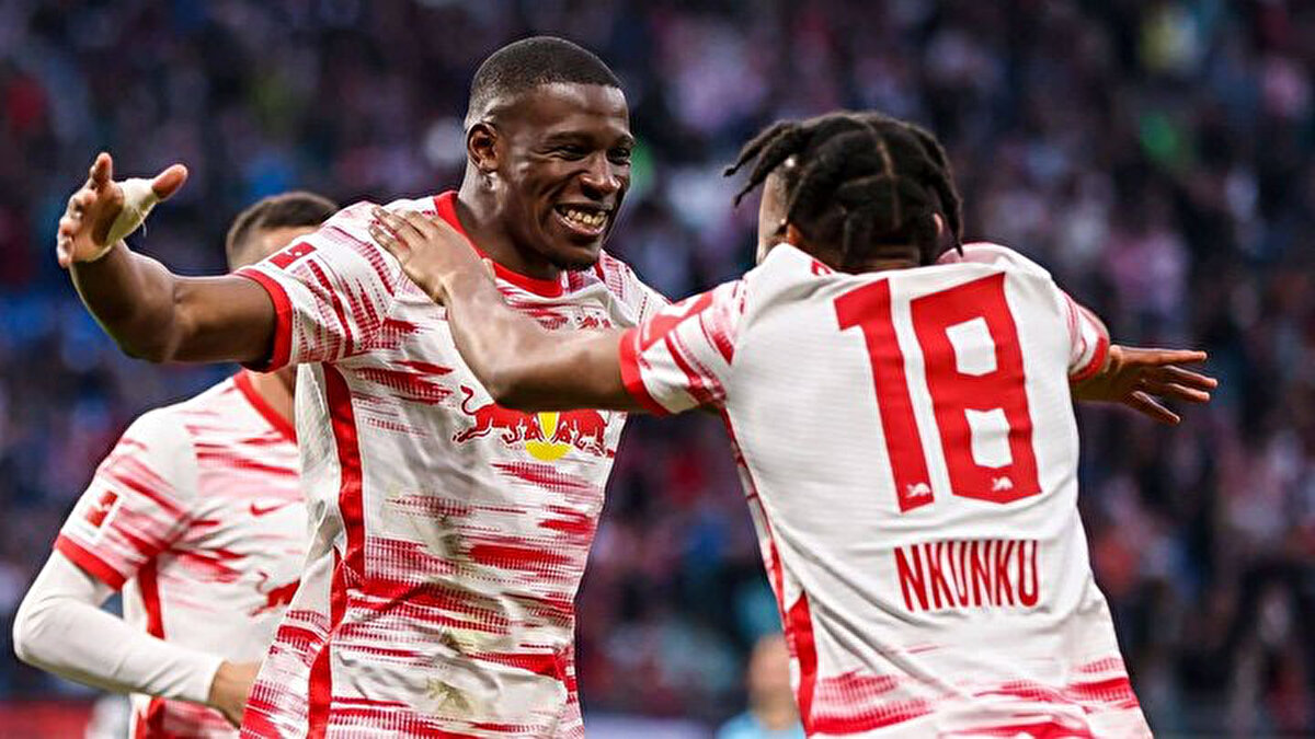 30 Haziran'da resmen boşta olacak Osayi-Samuel ile sözleşme yenilemeyen Fenerbahçe, sağ bek için alternatifleri değerlendiriyor. Sarı-lacivertlilerin listesinin ilk sırasında bonservisi PSG'de olan Nordi Mukiele var.<br>