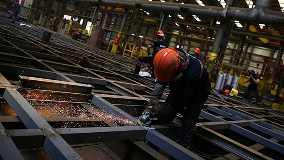 2025 Yılı Kamu Toplu İş Sözleşmeleri Çerçeve Protokolü görüşmeleri tüm hızıyla devam ederken, yaklaşık 600 bin kamu işçisini ilgilendiren zam pazarlığında gözler ikinci teklife çevrildi. 4D statüsünde çalışan kamu işçileri başta olmak üzere Karayolları, demiryolları, üniversiteler, enerji santralleri, hastaneler ve bakanlıkların da dahil olduğu birçok kurumun çalışanları zam oranlarını merakla bekliyor. Çalışma ve Sosyal Güvenlik Bakanı Vedat Işıkhan, bu hafta TÜHİS aracılığıyla ikinci zam teklifinin iletileceğini açıkladı. İşçi sendikaları ise ilk teklifin yetersizliğine dikkat çekerek daha adil bir ücret talep ediyor.