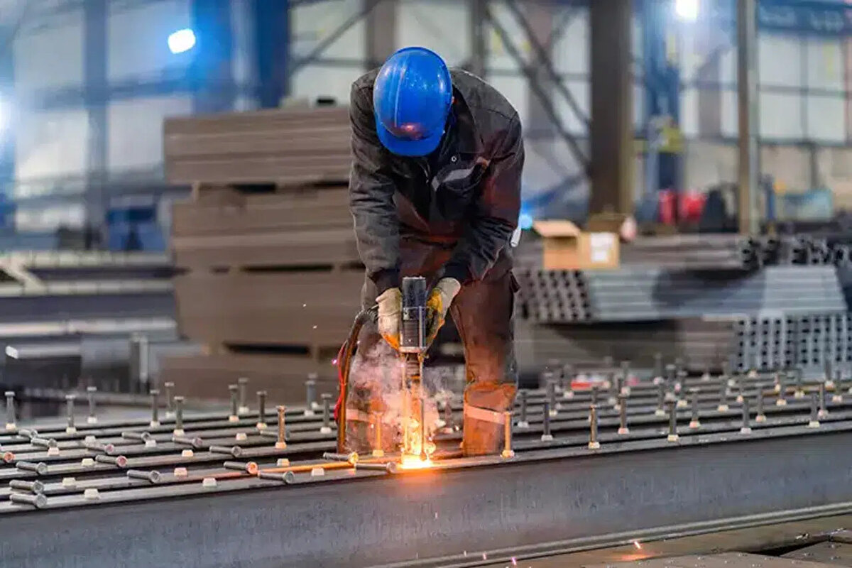 2025 zam talepleri ve ilk teklif<br><br>Sendikaların hükümete sunduğu ortak talepler arasında şu maddeler öne çıkıyor:<br><br>Günlük en düşük ücretin 1.800 TL’ye çıkarılması<br><br>2025'in ilk 6 ayı için yüzde 50 zam<br><br>Sonraki iki dönem için yüzde 25’er zam