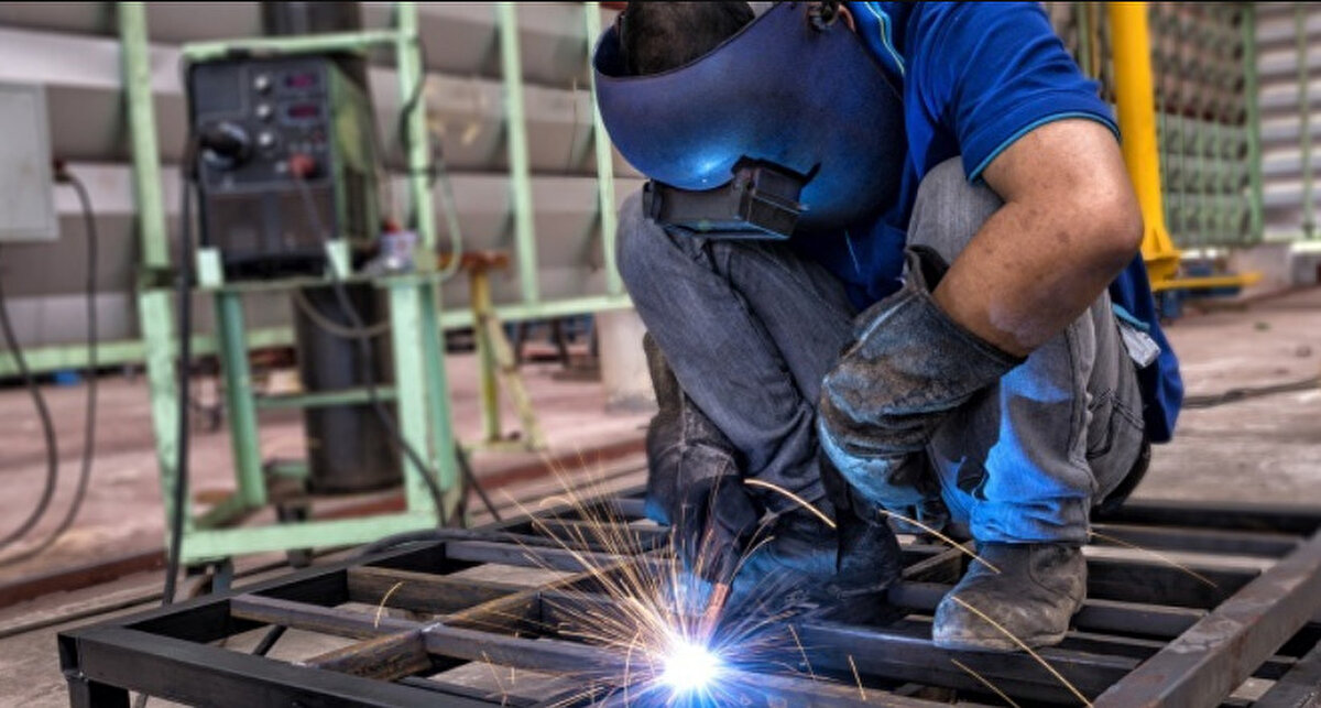 Bakan Işıkhan’dan ikinci teklif açıklaması<br><br>Çalışma ve Sosyal Güvenlik Bakanı Vedat Işıkhan, sendikaların taleplerine yönelik ikinci teklifin bu hafta sunulacağını duyurmuştu. Toplantıların iş kolları bazında sürdüğünü belirten Işıkhan, kamu işçilerini enflasyona ezdirmeyeceklerini vurguladı. Işıkhan, "İkinci teklifimizi TÜHİS aracılığıyla ileteceğiz. Süreci hep birlikte takip edeceğiz. Önceki yıllarda olduğu gibi yapıcı bir süreç olacağına inanıyorum." dedi.